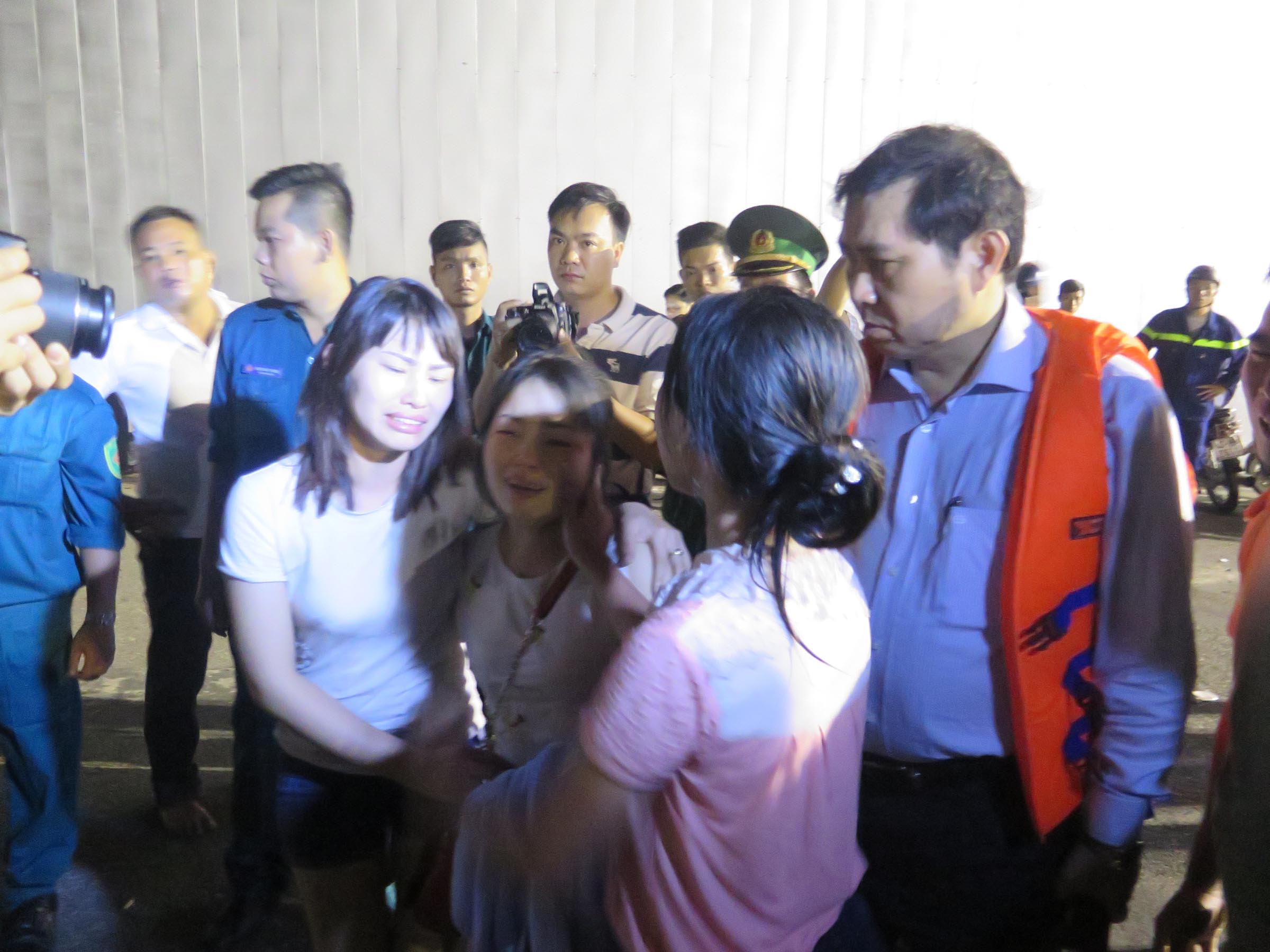 Tàu chở khách du lịch chìm trên sông Hàn, tìm kiếm khó khăn ảnh 3